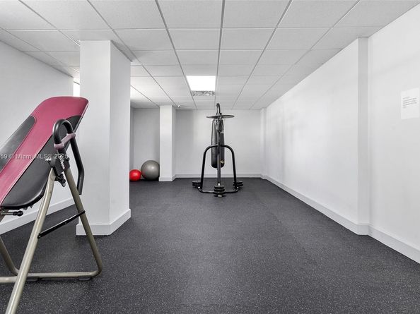 600 Parkview Dr 227, Hallandale Beach FL 33009