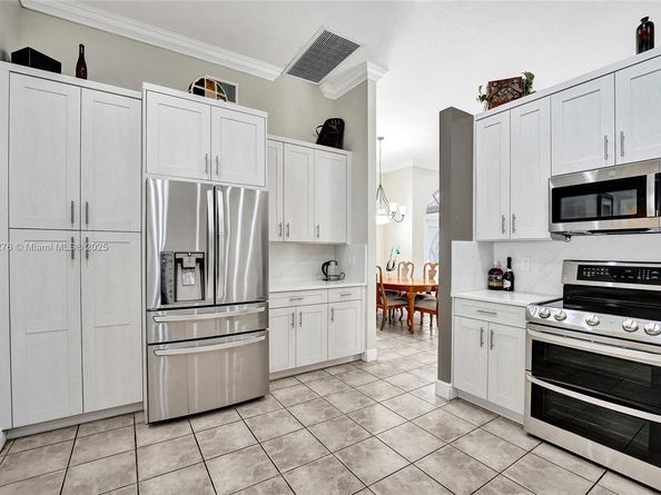 10828 NW 5th St, Plantation FL 33324