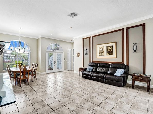 10828 NW 5th St, Plantation FL 33324