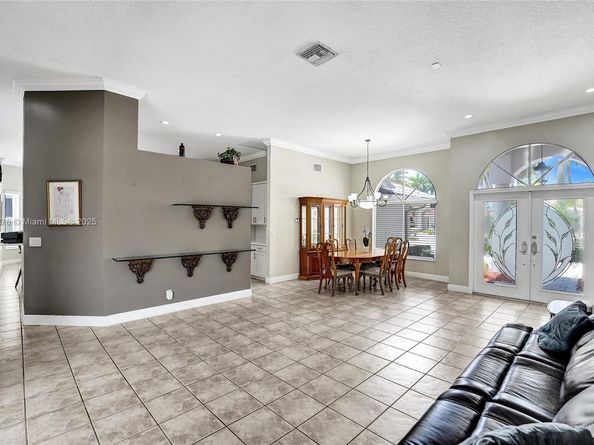 10828 NW 5th St, Plantation FL 33324