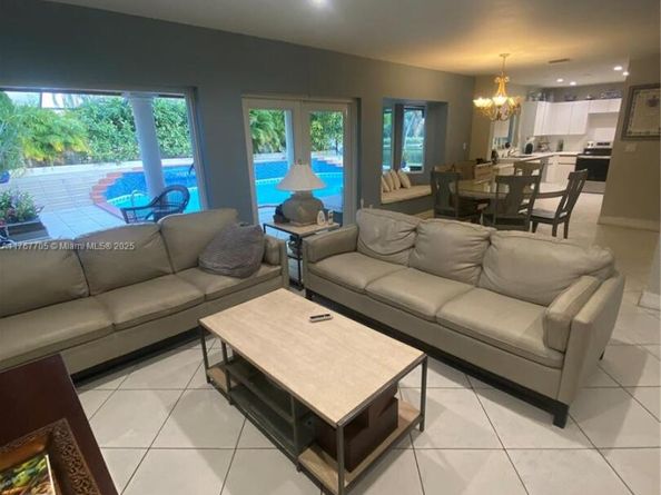 10355 NW 45th Ln, Doral FL 33178