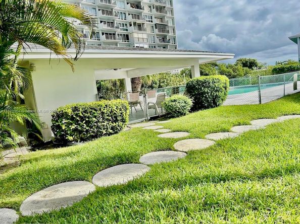 930 SE 9th Ave 8, Pompano Beach FL 33060