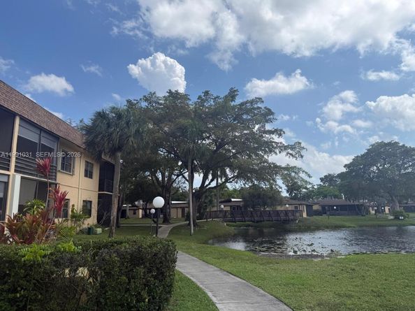2 Briarwood Cir 212, Hollywood FL 33024