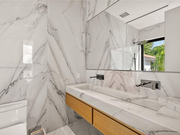 94 S Hibiscus Dr, Miami Beach FL 33139