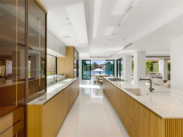 94 S Hibiscus Dr, Miami Beach FL 33139