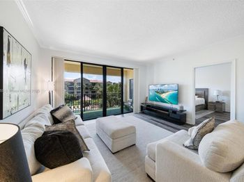 800 Uno Lago Dr