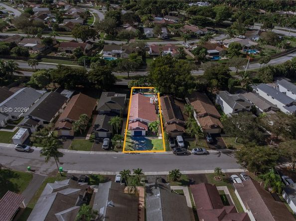 575 Lakeside Cir, Sunrise FL 33326