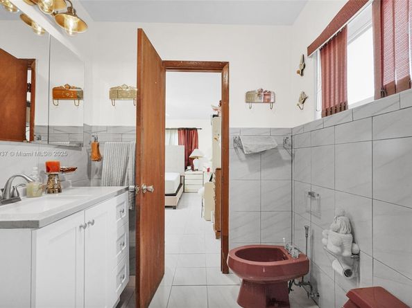3711 SW 87th Ave, Miami FL 33165