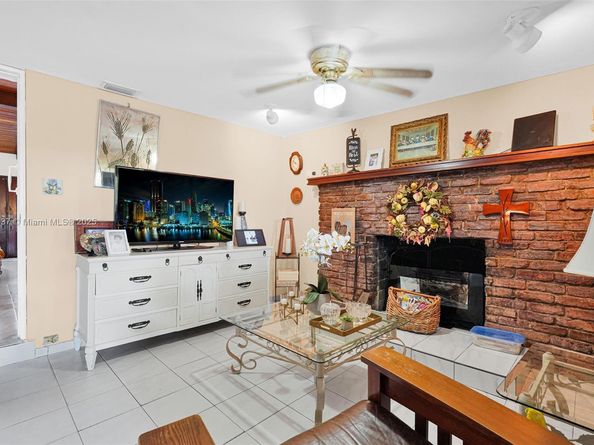 3711 SW 87th Ave, Miami FL 33165