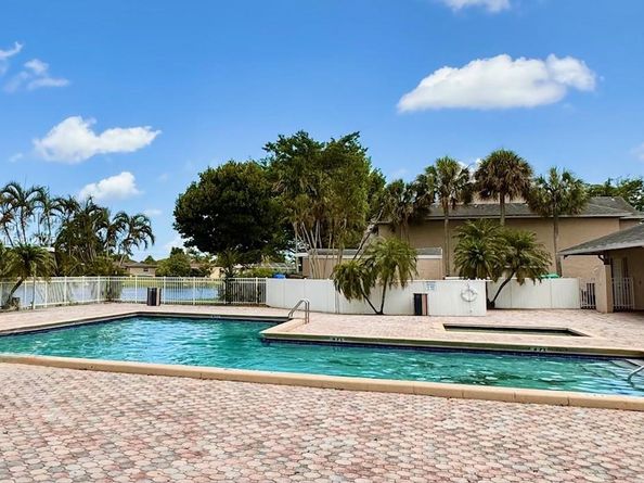 2151 NW 96th Ter 15G, Pembroke Pines FL 33024