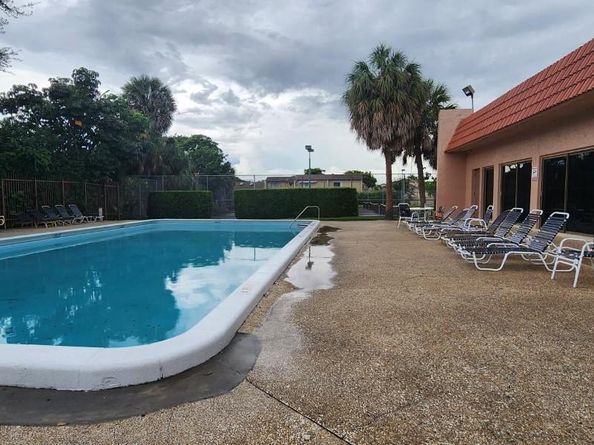 23 N Valencia Dr 232, Davie FL 33324