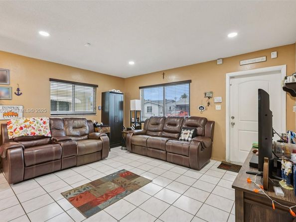 6003 NW 74th Ave, Tamarac FL 33321