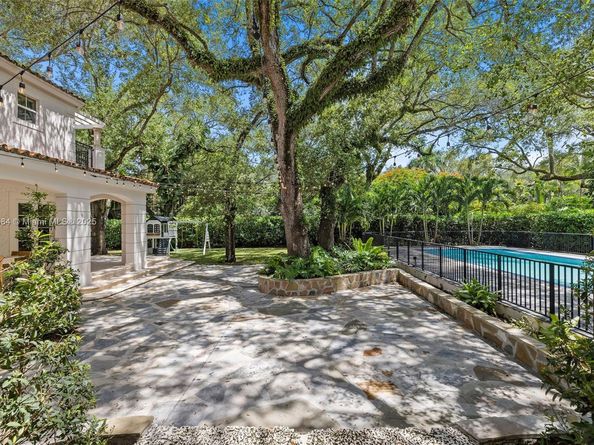 506 Sunset Dr, Coral Gables FL 33143