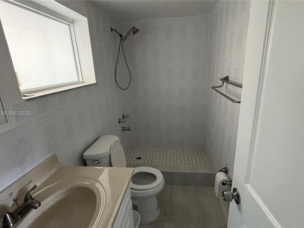 251 W 27th St, Hialeah FL 33010