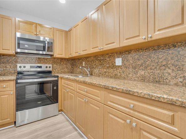 4709 NW 7th St 2049, Miami FL 33126