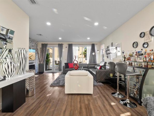 15887 NW 4th Ct, Pembroke Pines FL 33028