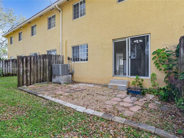 330 SW 2nd Ave 3, Hallandale Beach FL 33009