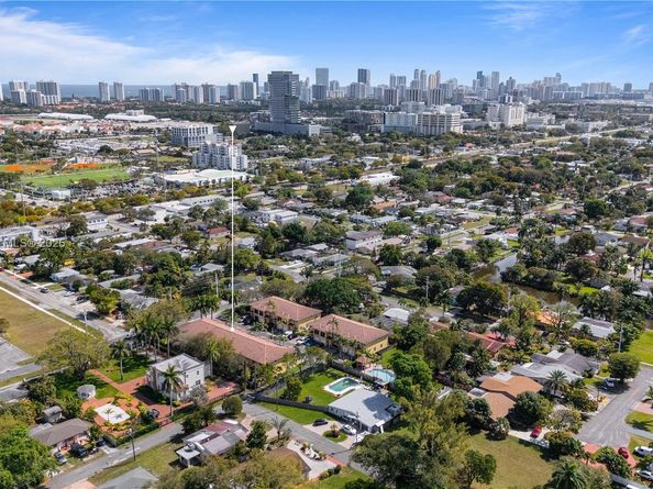 330 SW 2nd Ave 3, Hallandale Beach FL 33009