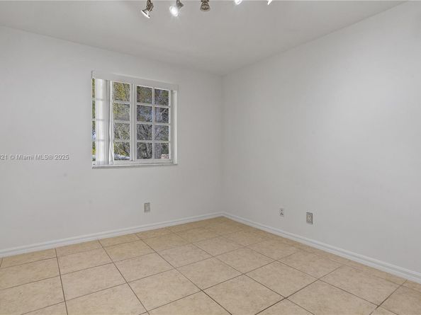 330 SW 2nd Ave 3, Hallandale Beach FL 33009