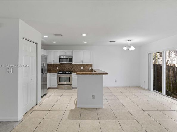 330 SW 2nd Ave 3, Hallandale Beach FL 33009