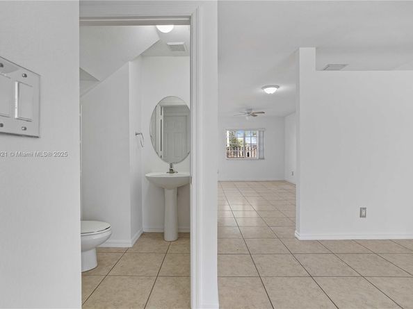 330 SW 2nd Ave 3, Hallandale Beach FL 33009