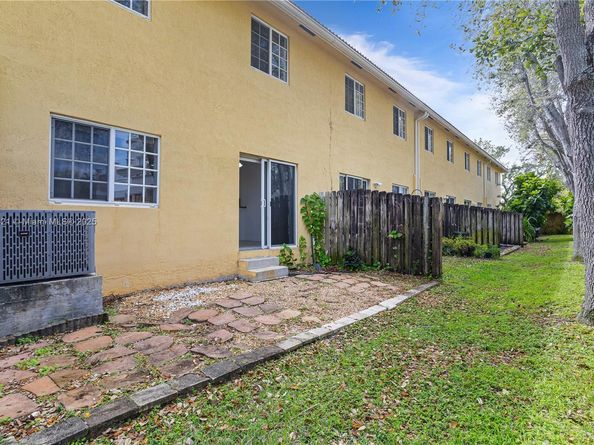 330 SW 2nd Ave 3, Hallandale Beach FL 33009