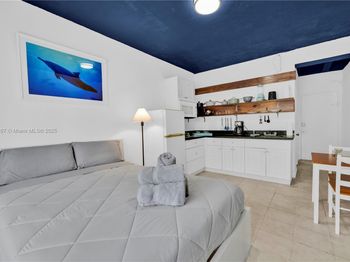 255 W 24th St