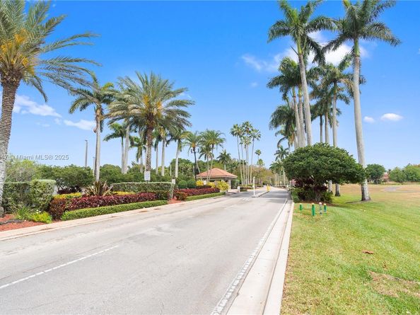 15601 SW 14th St, Pembroke Pines FL 33027