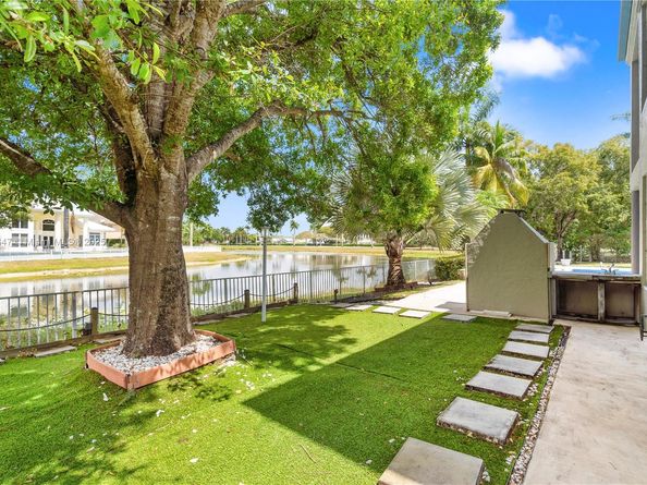 15601 SW 14th St, Pembroke Pines FL 33027