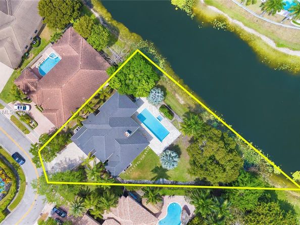 15601 SW 14th St, Pembroke Pines FL 33027