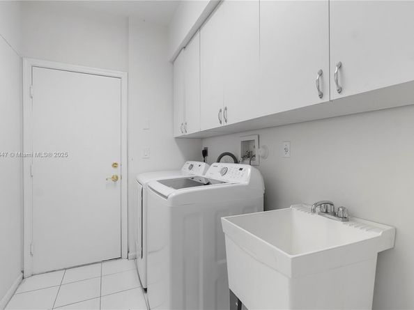 15601 SW 14th St, Pembroke Pines FL 33027