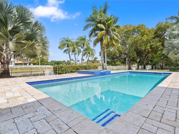 15601 SW 14th St, Pembroke Pines FL 33027