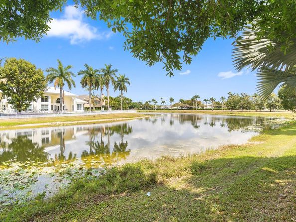 15601 SW 14th St, Pembroke Pines FL 33027