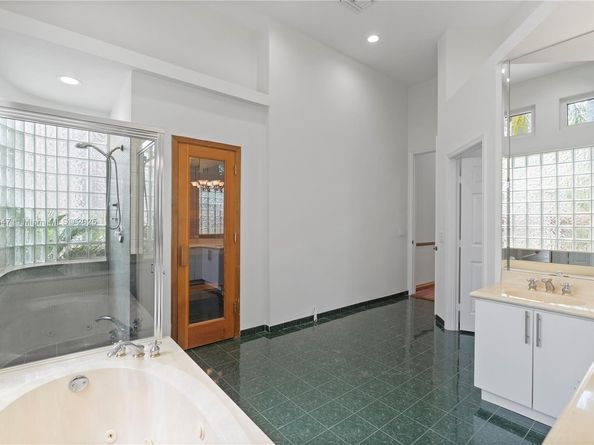 15601 SW 14th St, Pembroke Pines FL 33027