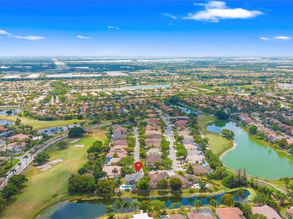 15601 SW 14th St, Pembroke Pines FL 33027