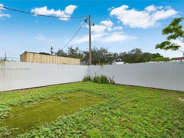 1629 NW 43rd St, Miami FL 33142