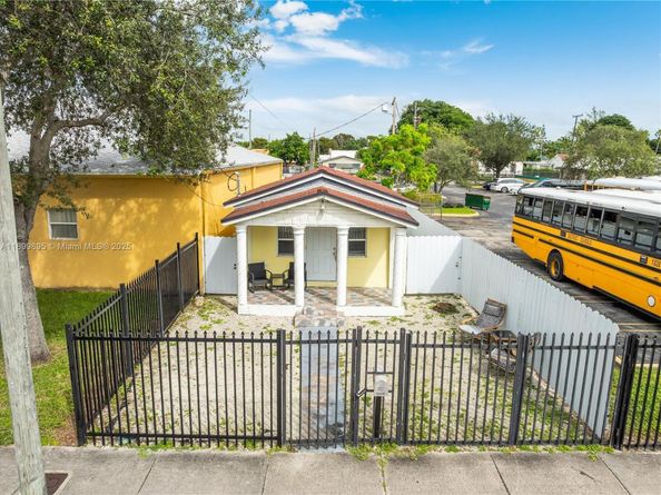 1629 NW 43rd St, Miami FL 33142