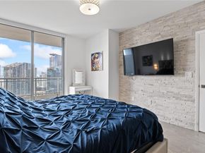 90 SW 3rd St 4301, Miami FL 33130