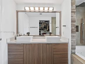 90 SW 3rd St 4301, Miami FL 33130