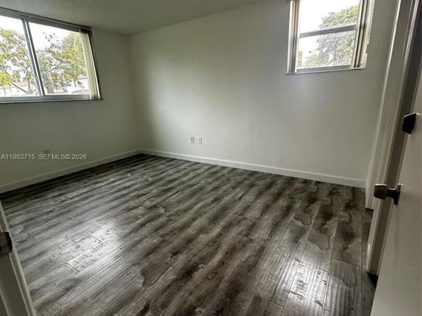 8050 NW 8th St 1102, Miami FL 33126