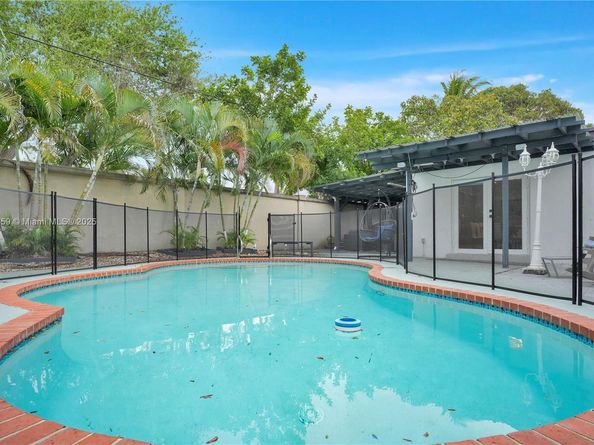 810 NE 182nd St, North Miami Beach FL 33162