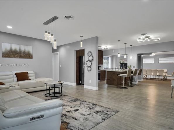 810 NE 182nd St, North Miami Beach FL 33162