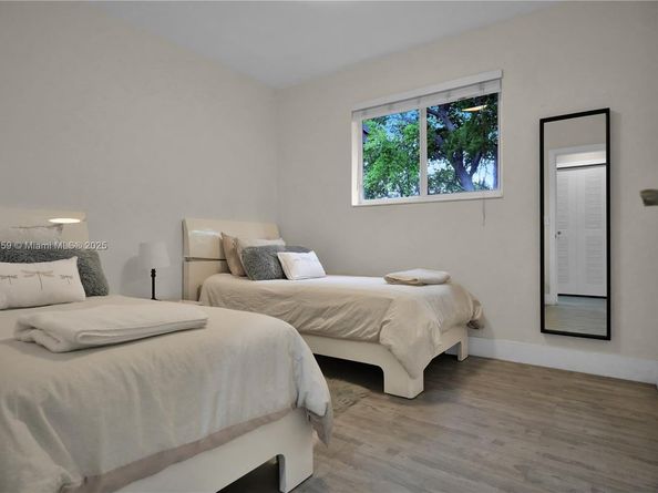 810 NE 182nd St, North Miami Beach FL 33162