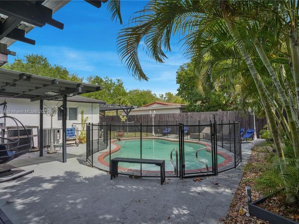 810 NE 182nd St, North Miami Beach FL 33162