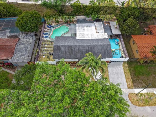 810 NE 182nd St, North Miami Beach FL 33162