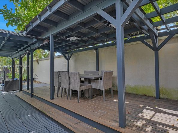 810 NE 182nd St, North Miami Beach FL 33162