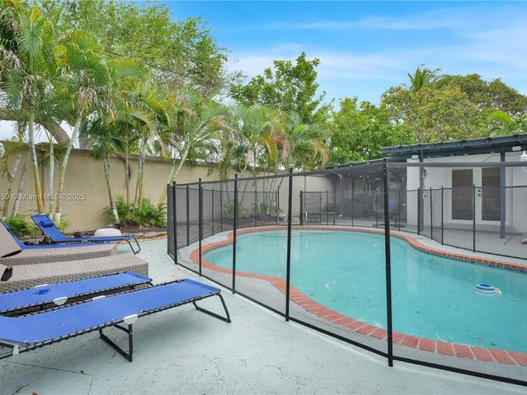810 NE 182nd St, North Miami Beach FL 33162