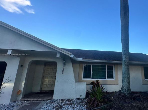 3905 E Woodscape Dr, Miramar FL 33023