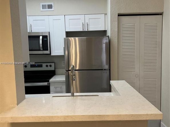 2811 N Oakland Forest Dr 309, Oakland Park FL 33309