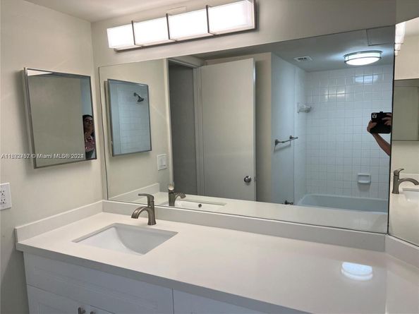 2811 N Oakland Forest Dr 309, Oakland Park FL 33309